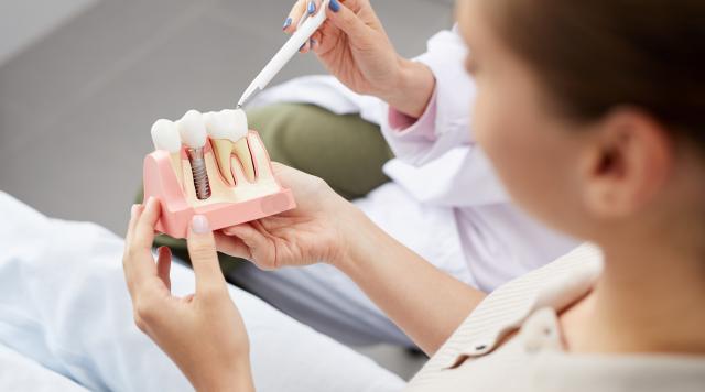 Proces ugradnje dentalnog implantata sa krunicom